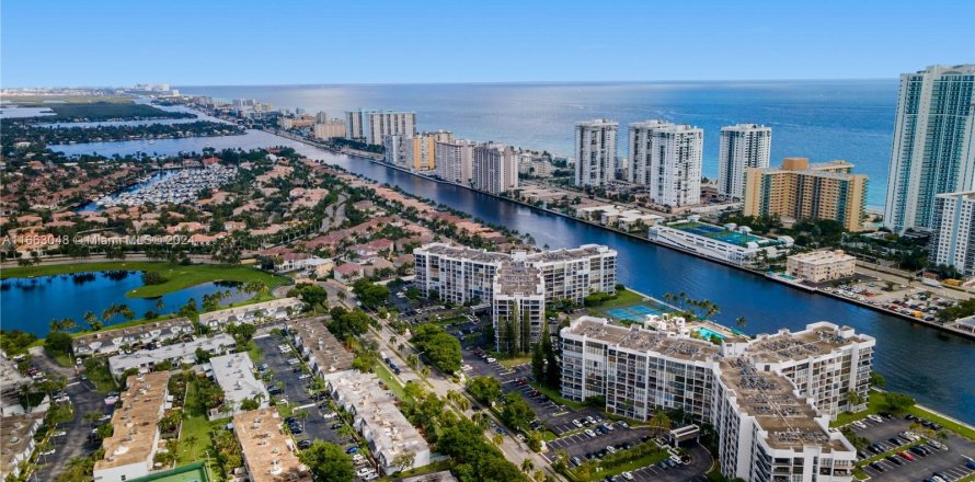 Condominio en Hallandale Beach, Florida, 2 dormitorios  № 1372801