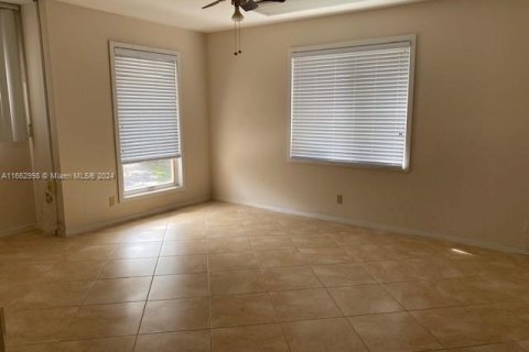 House in Lake Worth, Florida 4 bedrooms, 322 sq.m. № 1372732 - photo 9