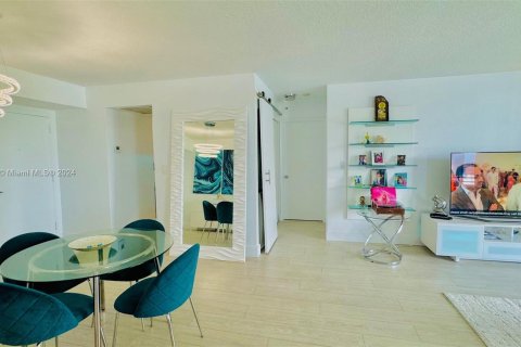 Condo in Aventura, Florida, 2 bedrooms  № 1345526 - photo 11