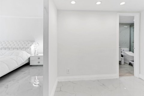 Copropriété à vendre à Hallandale Beach, Floride: 2 chambres, 121.89 m2 № 1345470 - photo 16