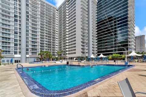 Copropriété à vendre à Hallandale Beach, Floride: 2 chambres, 121.89 m2 № 1345470 - photo 24