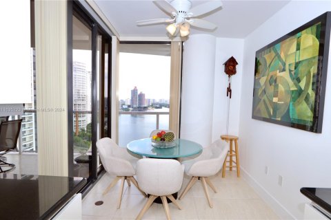 Condo in Aventura, Florida, 1 bedroom  № 1310041 - photo 9