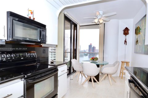 Condo in Aventura, Florida, 1 bedroom  № 1310041 - photo 11