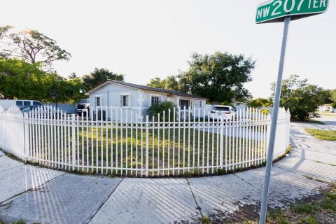 House in Miami Gardens, Florida 4 bedrooms, 138.24 sq.m. № 1310039 - photo 5