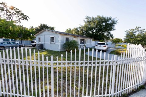 House in Miami Gardens, Florida 4 bedrooms, 138.24 sq.m. № 1310039 - photo 3