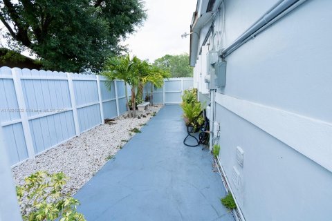 Casa en venta en Miami Gardens, Florida, 4 dormitorios, 138.24 m2 № 1310039 - foto 30