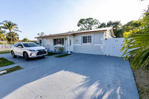 Casa en venta en Miami Gardens, Florida, 4 dormitorios, 138.24 m2 № 1310039 - foto 2