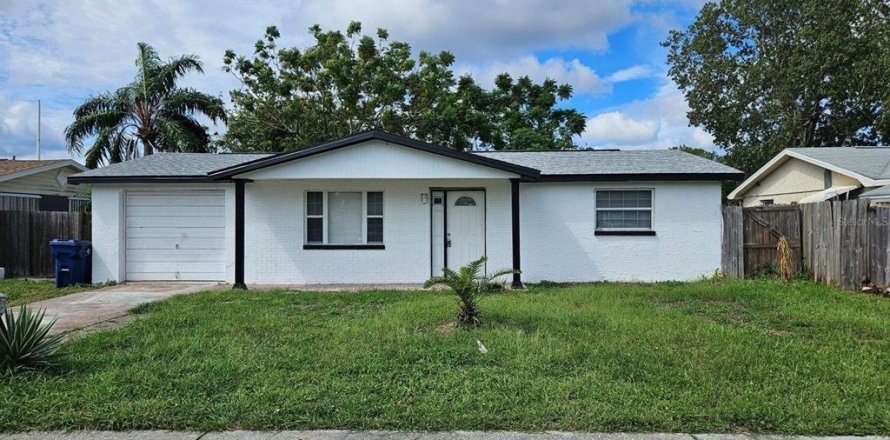 House in Port Richey, Florida 2 bedrooms, 78.04 sq.m. № 1402090