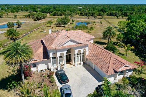 House in Palm Bay, Florida 5 bedrooms, 388.15 sq.m. № 1139465 - photo 20