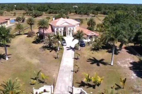 Casa en venta en Palm Bay, Florida, 5 dormitorios, 388.15 m2 № 1139465 - foto 1