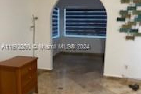 House in Miami, Florida 4 bedrooms, 232.35 sq.m. № 1394684 - photo 15