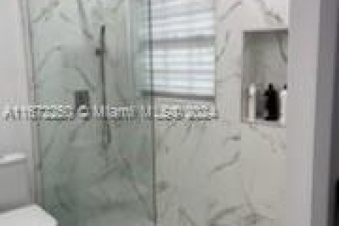 House in Miami, Florida 4 bedrooms, 232.35 sq.m. № 1394684 - photo 17