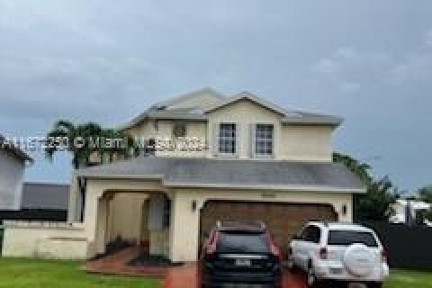 House in Miami, Florida 4 bedrooms, 232.35 sq.m. № 1394684 - photo 1