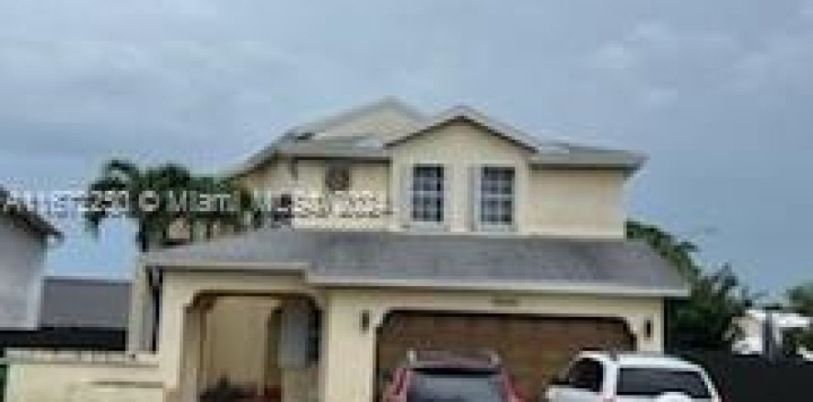 House in Miami, Florida 4 bedrooms, 232.35 sq.m. № 1394684