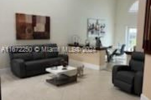 House in Miami, Florida 4 bedrooms, 232.35 sq.m. № 1394684 - photo 4