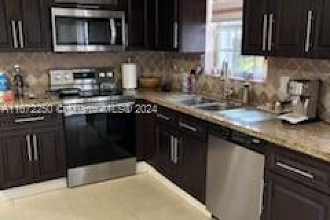 House in Miami, Florida 4 bedrooms, 232.35 sq.m. № 1394684 - photo 9