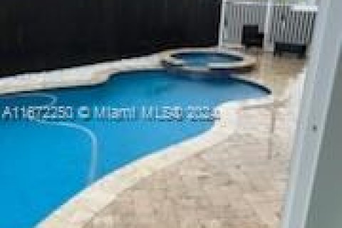 House in Miami, Florida 4 bedrooms, 232.35 sq.m. № 1394684 - photo 18