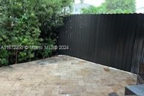 House in Miami, Florida 4 bedrooms, 232.35 sq.m. № 1394684 - photo 20