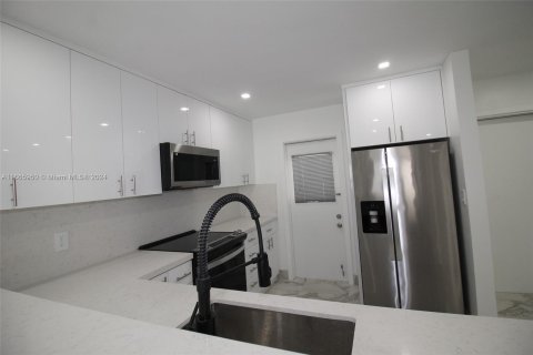 Condo in Hollywood, Florida, 2 bedrooms  № 1379087 - photo 8