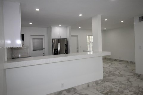 Copropriété à vendre à Hollywood, Floride: 2 chambres, 105.07 m2 № 1379087 - photo 12