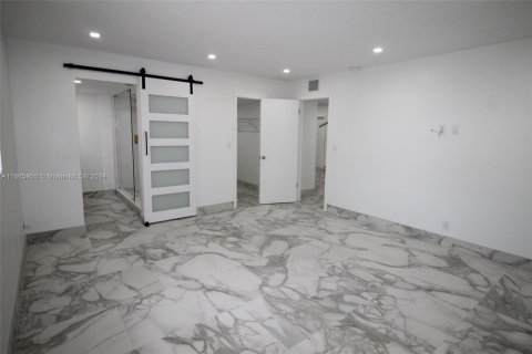 Copropriété à vendre à Hollywood, Floride: 2 chambres, 105.07 m2 № 1379087 - photo 13