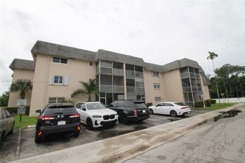 Condo in Hollywood, Florida, 2 bedrooms  № 1379087 - photo 1