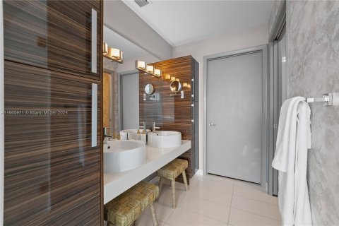 Condo in Miami, Florida, 3 bedrooms  № 1379089 - photo 11