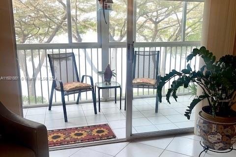 Condo in Pembroke Pines, Florida, 2 bedrooms  № 1415642 - photo 7