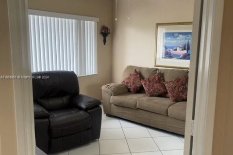 Condo in Pembroke Pines, Florida, 2 bedrooms  № 1415642 - photo 12