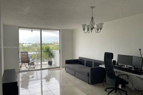 Condo in North Miami, Florida, 1 bedroom  № 1355330 - photo 1