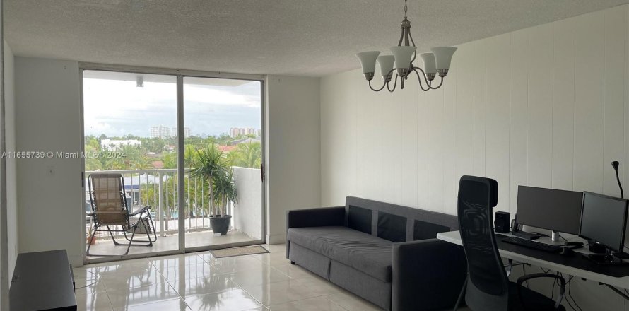 Condominio en North Miami, Florida, 1 dormitorio  № 1355330