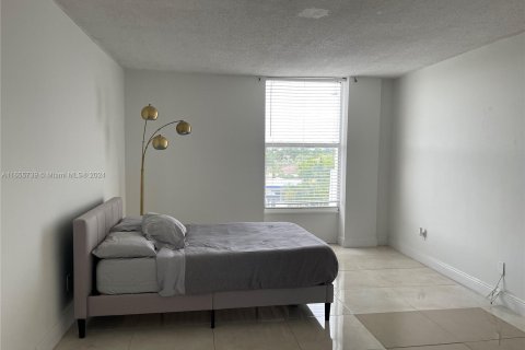 Condominio en alquiler en North Miami, Florida, 1 dormitorio, 74.88 m2 № 1355330 - foto 3