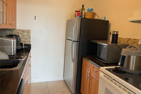 Condo in North Miami, Florida, 1 bedroom  № 1355330 - photo 5