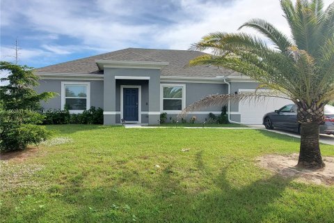 House in Port St. Lucie, Florida 4 bedrooms, 189.52 sq.m. № 911556 - photo 1