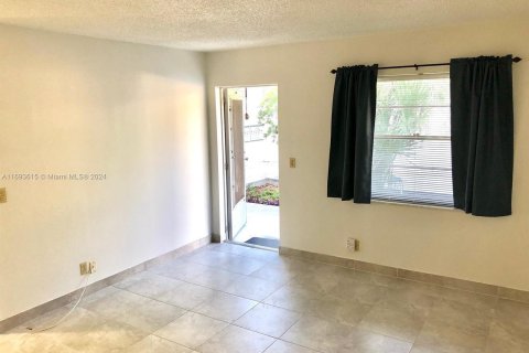 Condo in Lake Worth, Florida, 1 bedroom  № 1443245 - photo 3