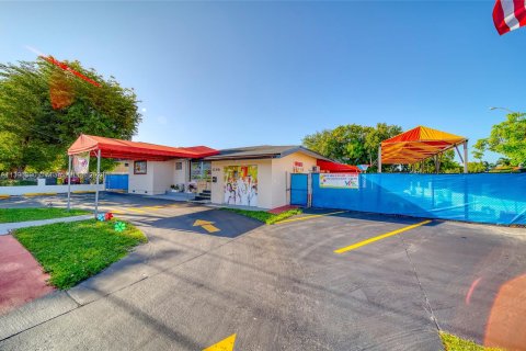 Immobilier commercial à vendre à Hialeah, Floride № 530435 - photo 1