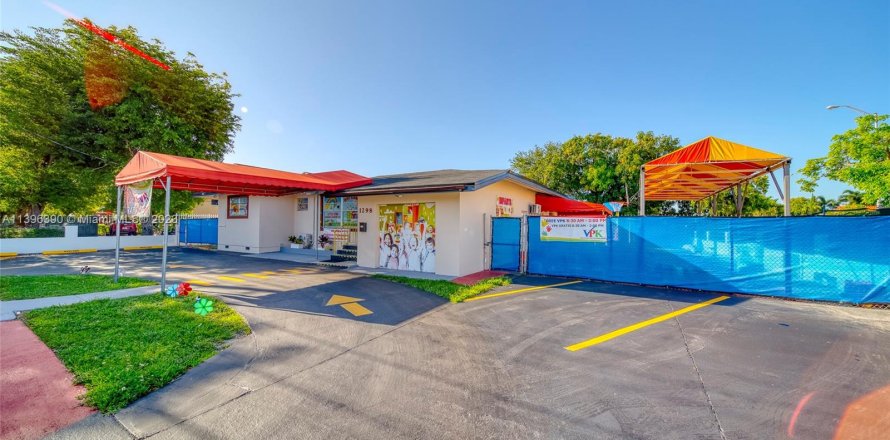 Commercial property in Hialeah, Florida № 530435