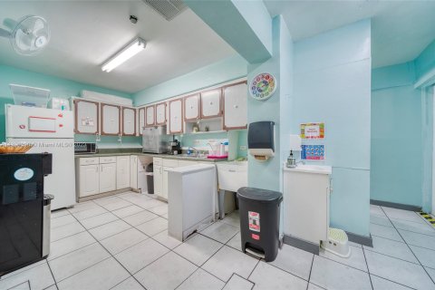 Commercial property in Hialeah, Florida № 530435 - photo 16