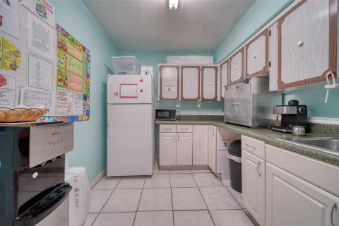 Commercial property in Hialeah, Florida № 530435 - photo 17