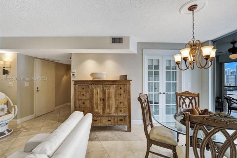 Condominio en venta en Hallandale Beach, Florida, 2 dormitorios, 131.92 m2 № 1006884 - foto 19