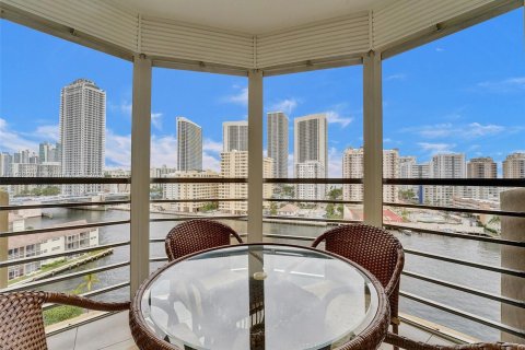 Condominio en venta en Hallandale Beach, Florida, 2 dormitorios, 131.92 m2 № 1006884 - foto 1