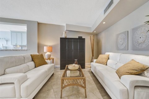 Condominio en venta en Hallandale Beach, Florida, 2 dormitorios, 131.92 m2 № 1006884 - foto 15