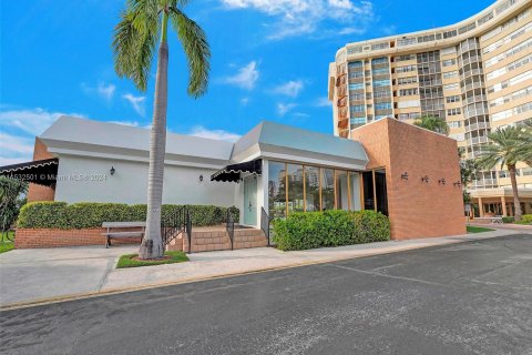 Condominio en venta en Hallandale Beach, Florida, 2 dormitorios, 131.92 m2 № 1006884 - foto 5