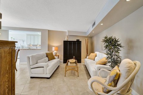 Condominio en venta en Hallandale Beach, Florida, 2 dormitorios, 131.92 m2 № 1006884 - foto 13