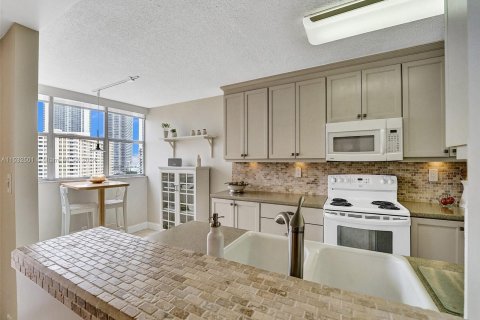 Condominio en venta en Hallandale Beach, Florida, 2 dormitorios, 131.92 m2 № 1006884 - foto 23