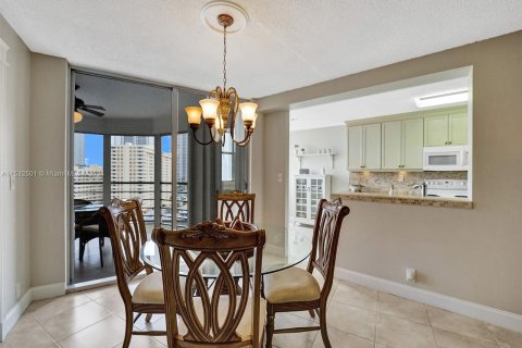 Condominio en venta en Hallandale Beach, Florida, 2 dormitorios, 131.92 m2 № 1006884 - foto 18