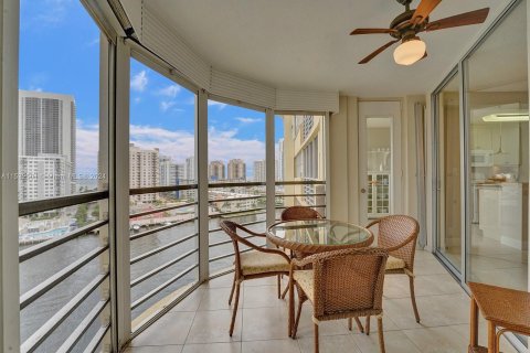 Condominio en venta en Hallandale Beach, Florida, 2 dormitorios, 131.92 m2 № 1006884 - foto 2