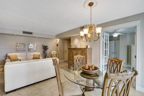 Condominio en venta en Hallandale Beach, Florida, 2 dormitorios, 131.92 m2 № 1006884 - foto 22