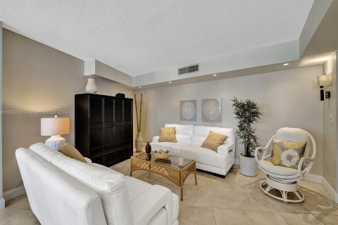 Condominio en venta en Hallandale Beach, Florida, 2 dormitorios, 131.92 m2 № 1006884 - foto 16