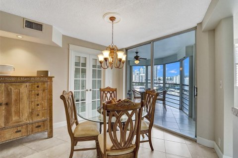 Condominio en venta en Hallandale Beach, Florida, 2 dormitorios, 131.92 m2 № 1006884 - foto 20